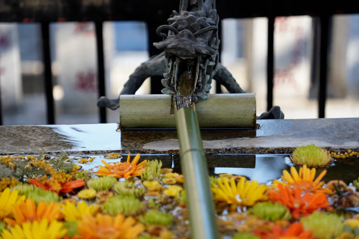 気象神社の手水舎の写真