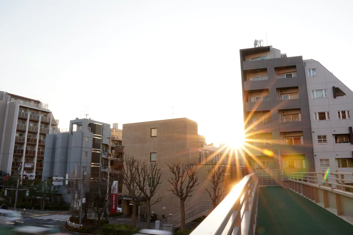 歩道橋から撮影した夕日の写真